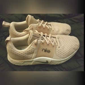 Women's Nike Review in season TR10 shoes Pale Pink size 9.5